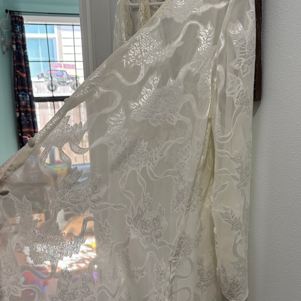 Vintage gold label Victoria’s Secret floral Cream Lace Robe and Nightgown Set - Picture 7 of 9